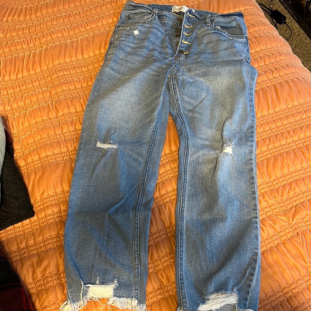 Abercrombie & Fitch 10R distressed high rise ankle jean